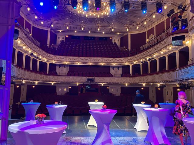 Eindrucksvolle Kulisse: Alles ist für die Premierenfeier auf der großen Bühne im Stadtdtheater Baden vorbereitet. | Foto: Stockmann