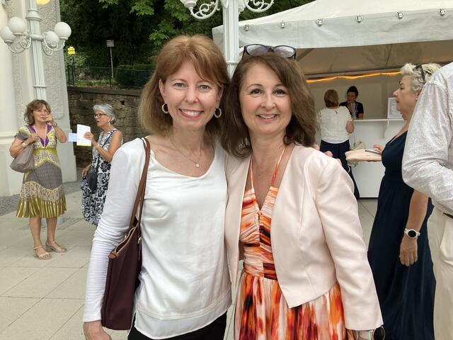 Bezirkshauptfrau Verena Sonnleitner und Bühne Baden-Geschäftsführerin Martina Malzer (r.) | Foto: Stockmann