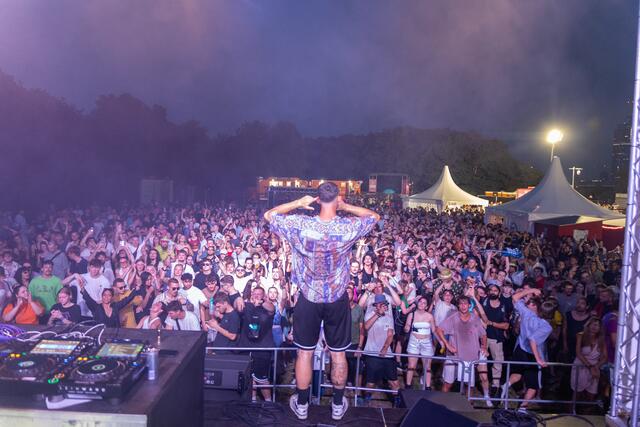 Der erste Tag des Donauinselfests 2024 war gut besucht. Auch heute kann man sich auf besondere Stargäste und große Acts freuen.  | Foto: APA/Florian Wieser