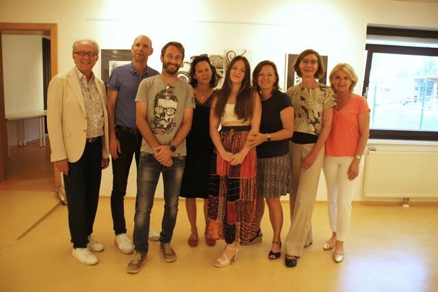 Stadtrat Günter Herz, Kulturamtsleiter Gregor Kremser, Vater der Künstlerin Manuel Ambrosch, Jugendkulturkoordinatorin von Bright Young Things Gabriele Till, Künstlerin Lea Ambrosch, Mutter der Ausstellerin und Stadträtin Alexandra Ambrosch, Leiterin des Jugend Kulturraums Doris Krammer und Vizebürgermeisterin Eva Hollerer feierten das Debüt der Nachwuchskünstlerin. (v.l.n.r.)