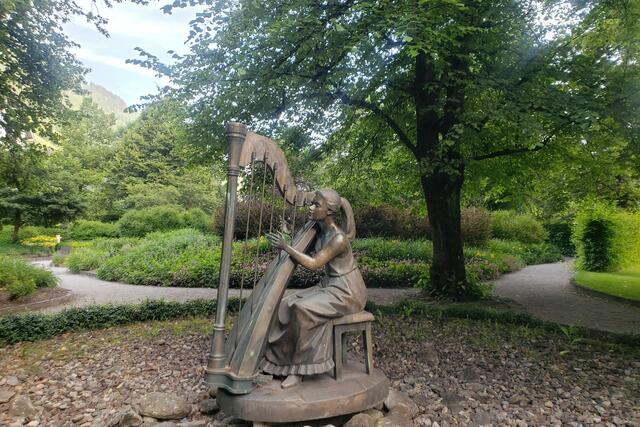 Im herrlichen Kurpark Bad Hofgastein gibt es faszinierende Bronzefiguren vom Bildhauer Max Kössler, wie hier die Harfe Spielerin.