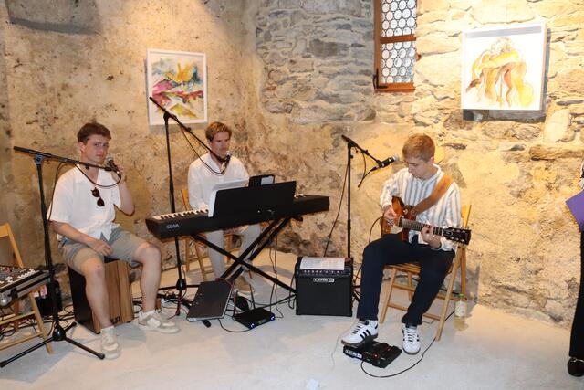 Als „MAFAJO“ traten Matteo Öttl, Johannes Wechner und Fabio Öttl (als eigens für die Vernissage zusammengestellte Band) auf.  | Foto: Elisabeth Zangerl