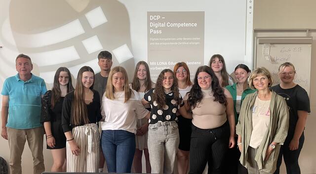 Bereits zum zweiten Mal ihrer externen Zertifizierung stellten sich Schülerinnen und Schüler der Vormaturaklasse 4AHW den nächsten Prüfungen - mit Erfolg  - alle schafften die herausfordernden 75 % Passrate der Kompetenzfragen. | Foto: hlwspittal 2024, Ambros