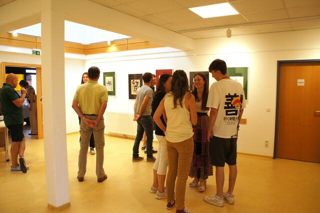 Die Ausstellung eröffnet einen Blick in das breitgefächerte, künstlerische Werk von Lea Ambrosch.