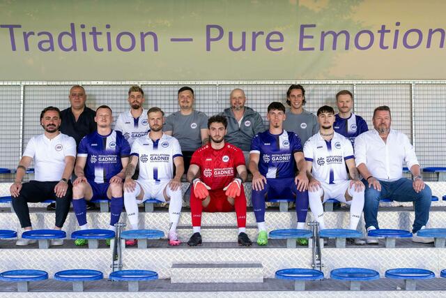 Neues Trainerteam (letzte Reihe Mitte), neue Spieler und bewährte Funktionärsriege: der IAC Neu. | Foto: Daniel Schönherr