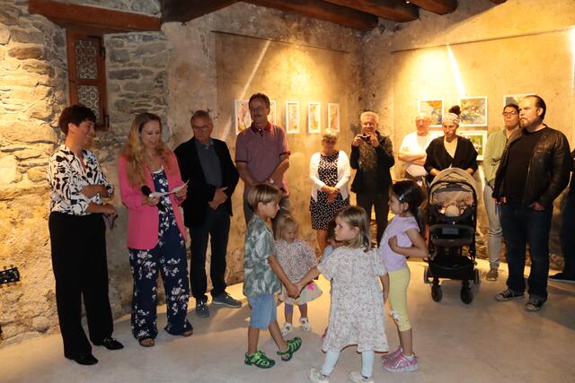 Abschließend bedankte sich die ausstellende Künstlerin.  | Foto: Elisabeth Zangerl