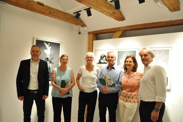 Bgm Richard Bartl von Imsterberg mit einem Teil des Ausstellungsteams (Birgit Ritter, Renate Schnegg, Willi und Maria Pechtl sowie Bertram Schnegg).