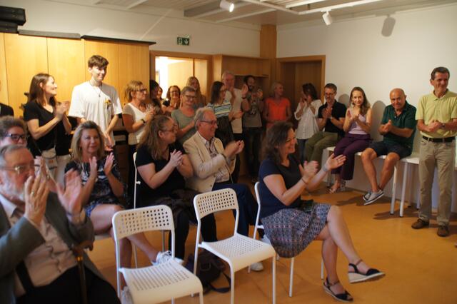 Zahlreiche Gäste feierten das Debüt der jungen Künstlerin im Jugendkulturraum Krems.