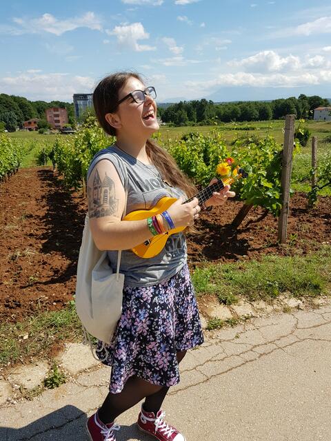 Jenny Gaßnere ist 29 Jahre jung, Jugendseelsorgerin im Dekanat Gmunden und betreibt zusammen mit ihrem Partner Andreas eine Landwirtschaft. | Foto: Privat