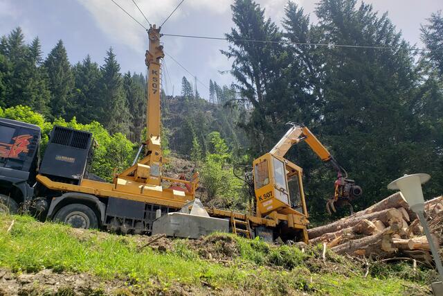 Schwierige Verhältnisse bei Wald arbeiten am Höhenweg nach Bad Gastein.
Da mussten wir ca. 15 min, auf der schmalen Straße warten, bis der LKW mit Hackschnitzel beladen war.
Interessant, wie der Harvester die Äste von den Bäumen schnitt und daraus gleich Hackschnitzel  wurden.