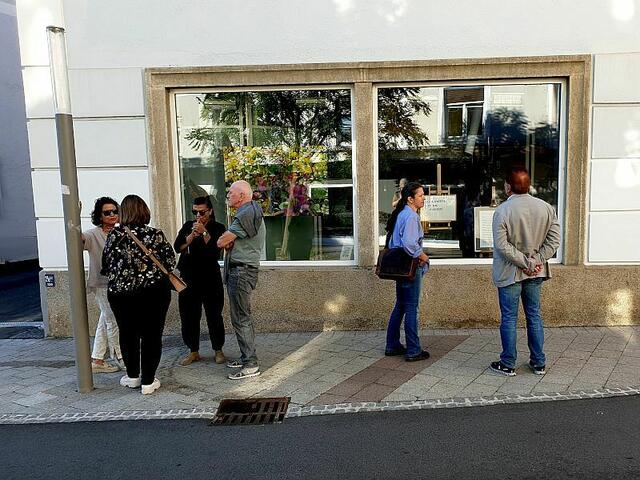 Die ideelle „Konvergenzzone“ ist im Realraum eingerichtet: der „Zeit.Raum“ in Gleisdorfs Bürgergasse. (Aktuell mit einer Arbeit von Stefanie Brottrager.)