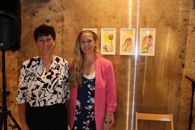 Die Laudatorin Ingrid Raggl mit der Künstlerin Anja Krismer.  | Foto: Elisabeth Zangerl