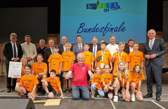 Die Gruppe der Volksschule Tainach beim Bundesfinale der Kinder-Sicherheitsolympiade 2024 in Wien – mit dabei und ebenfalls stolz auf die Teilnehmer war Kärntens Zivilschutzpräsident Rudolf Schober. | Foto: VS Tainach