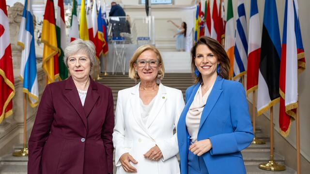 Die ehemalige britische Premierministerin Theresa May, Landeshauptfrau Johanna Mikl-Leitner und Bundesministerin Karoline Edtstadler. | Foto: NLK Pfeffer