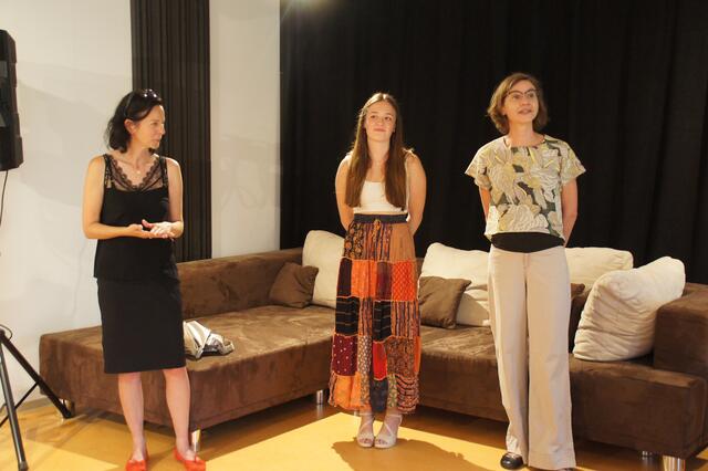 Mag. art. Gabriele Till (Jugendkulturkoordinatorin Bright Young Things), Künstlerin Lea Ambrosch und DSA Doris Krammer (Inhaltliche Leitung Jugend Kulturraum) begrüßen die Gäste zur Eröffnungsfeier.


