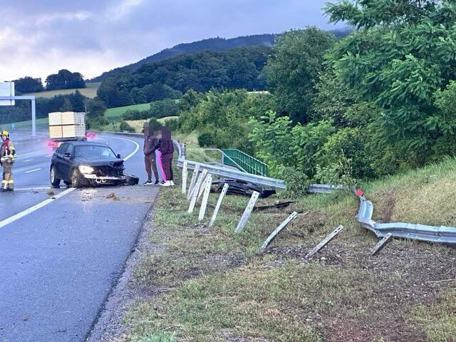 20 Meter lang schlitterte das Auto an der Leitplanke entlang. | Foto: DOKU-NÖ