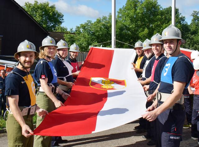 FF Manning hisst die Flagge