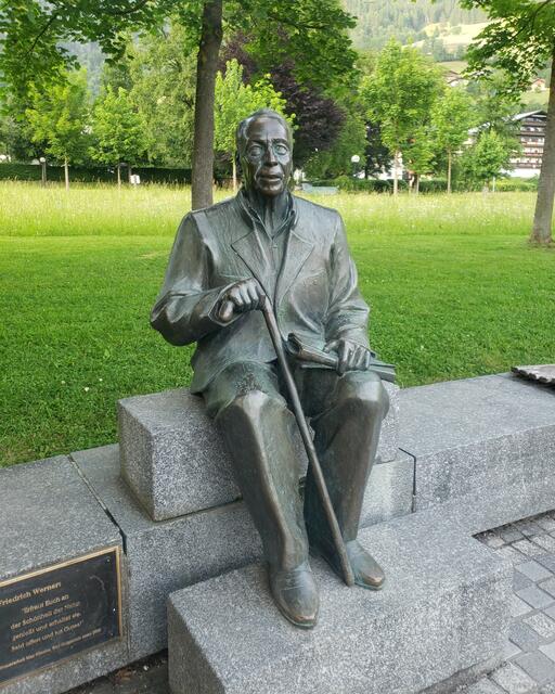 Die Skulptur von Dr. Friedrich Werner,
 einem langjähriger Gast aus Deutschland, der den Mediationspark und Ausgestaltung des Park großzügig unterstützt hat.

