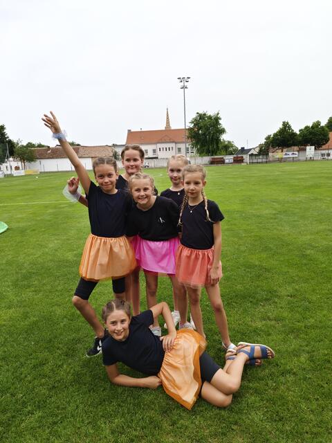 Die Kinder und Lehrerinnen der Volksschule durften sich über ein gelungenes Abschlussfest mit zahlreichen Gästen freuen.