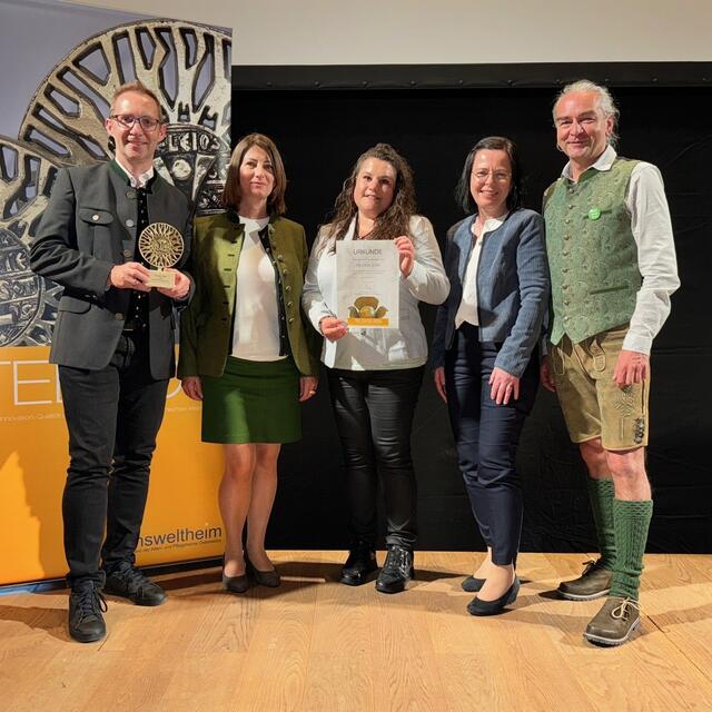 Auszeichnung für den Pflegeverband Bruck-Mürzzuschlag: Martin Falinski (Pflegedienstleiter in Mürzzuschlag, Geschäftsführer-Stv.), Astrid Grundbichler (Heimleiterin Pflegeheim Mürzzuschlag), Jasmin Mlatschnik (Stationsleitung Mürzzuschlag), Karin Podbressnik (Pflegedienstleitung-Stv. Mürzzuschlag), Martin Pernsteiner (Fachbereichsleiter Qualitätsmanagement, Geschäftsführer-Stv.). | Foto: Pflegeverband Bruck-Mürzzuschlag