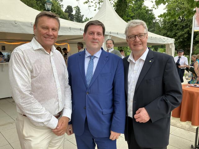 Künstlerischer Leiter Michael Lakner, Badens Bürgermeister Stefan Szirucsek, Landtagsabgeordneter Christoph Kainz | Foto: Stockmann