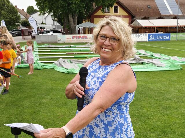Direktorin Claudia Greigeritsch richtete Begrüßungsworte an das Publikum. 