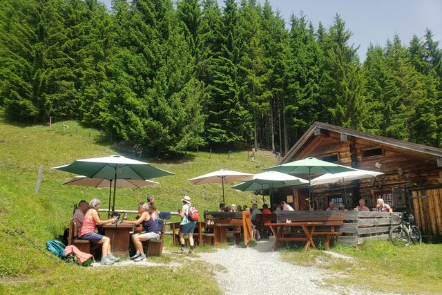 Auf der Fundneralm 1380m
 gab`s a zünftige JAUSN.
