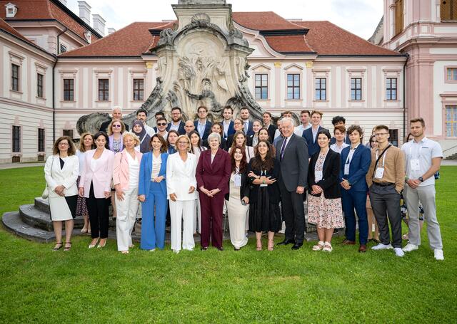 Die Ehrengäste des Europa-Forums Wachau mit jugendlichen Teilnehmerinnen und Teilnehmern aus ganz Europa.

 | Foto: NLK Pfeffer