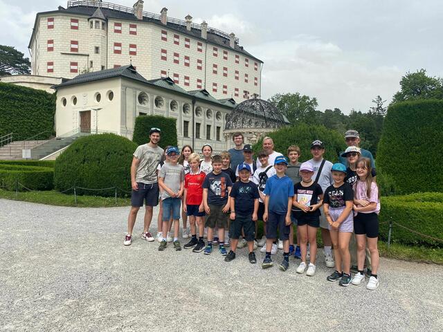 Der Nachwuchs des Tischtennisvereins Raiba Neustift mit den Trainern Michael Müller, Michael Hofer, Joe Vötter und Franz Rettenbacher (v.l.n.r) im Garten von Schloss Ambras