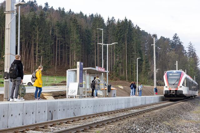 Die Stelen für die Elektrifizierung der Wieser Bahn sind großteils installiert. Jetzt geht es an die Inbetriebnahme. | Foto: GKB