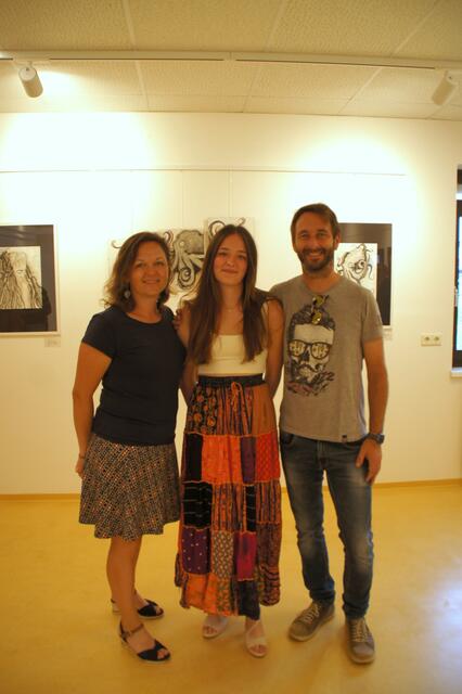 Die Nachwuchskünstlerin Lea Ambrosch mit ihren Eltern, Alexandra und Manuel Ambrosch.