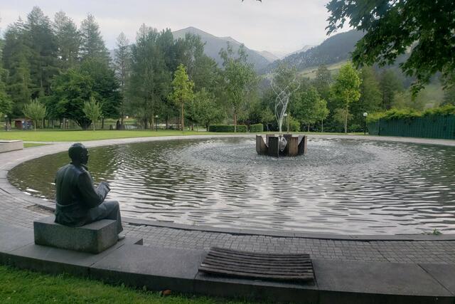 Dr. Friedrich Werner der "bronzener Gast",
 der Tag und Nacht hier sitzt
 und den herrlichen Brunnen mit der Fontäne bewundert.