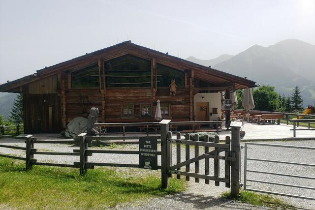 Am Weg zur Funderalm liegt die urig-schöne Bärsteinalm
 (war geschlossen) 
oberhalb von Bad Hofgastein.