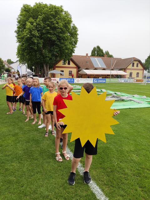 In freudiger Erwartung, aber auch etwas nervös warteten die Kinder der zweiten Klasse auf die Eröffnung des Festes. 
