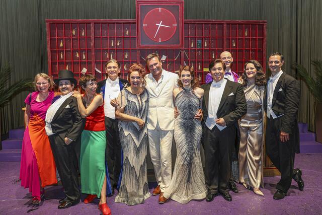 Im Bild v. li.: Anna Vita (Choreografie), Tania Golden, Ruth Brauer-Kvam (Regie), Oliver Baier, Verena Scheitz, Michael Lakner (Künstlerischer Leiter Bühne Baden), Alma Sadé, Iurie Ciobanu, Florian Stohr, Anna Overbeck und Ricardo Frenzel Baudisch. | Foto: Robert Eipeldauer