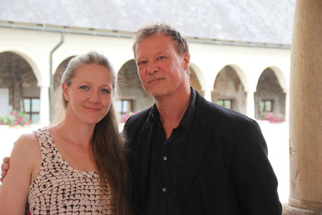 Die bildenden Künstler Romana Egartner und Niclas A. Walkensteiner stellen derzeit auf Schloss Straßburg aus. | Foto: Peter Pugganig