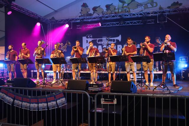 Die österreichische Band Brassaranka sorgte am Samstagabend für eine Topstimmung im Festzelt.  | Foto: Markus Bäumler/zema-medien.de