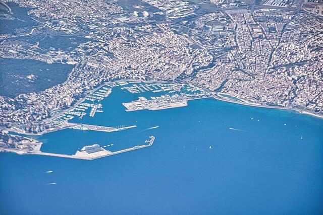Ansicht auf die Inselhauptstadt Ibiza Stadt oder Eivissa aus dem Flugzeug