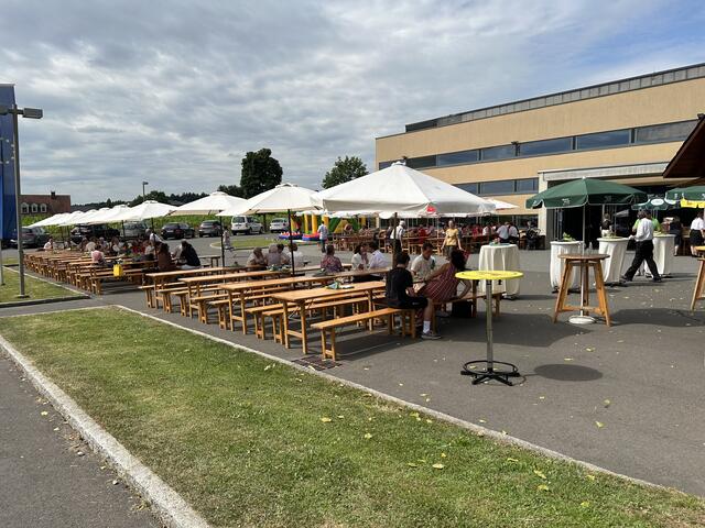 Auf dem Vorplatz der Ottersbachhalle wurden Sitzgelegenheiten aufgebaut.  | Foto: RegionalMedien