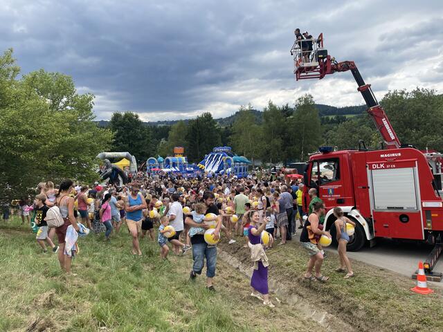 Da war was los: 750 Wasserbälle fanden ihre Besitzerinnen und Besitzer. | Foto: Almer