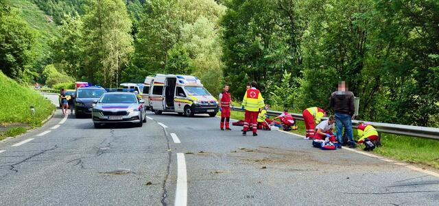 Bei dem Unfall wurden der Lenker und sein Beifahrer verletzt.  | Foto: FF Frantschach