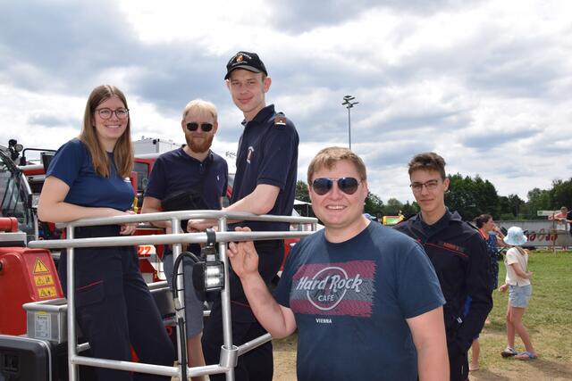 Hoch hinauf ging es mit dem Feuerwehr-Teleskoplader  | Foto: Josef Strohmeier