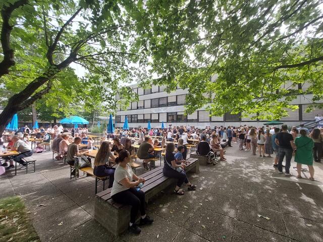 Tolle Stimmung im Schulhof bei tollem Wetter. | Foto: Mag. Humhal