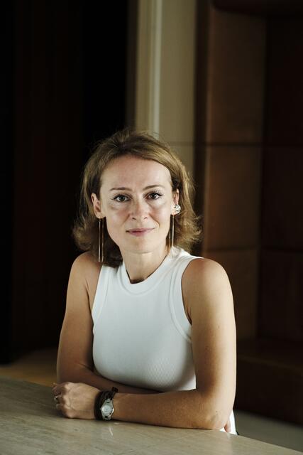 Julia Skobeleva ist als Rednerin aktiv. Im Gespräch mit MeinBezirk erklärt sie, warum die Unterschiede zwischen Männern und Frauen immer noch immens sind, und was Frauen machen können, um Erfolg in ihrer beruflichen Laufbahn zu entwickeln. | Foto: Roland Ferrigato