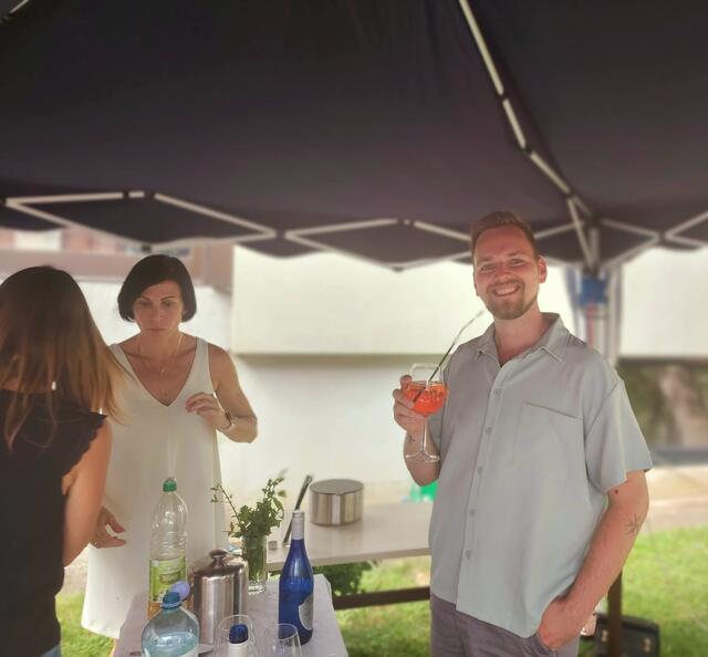 Prof. Kainrath und Prof. Skarits beim Aperol- und Hugostand  | Foto: Mag. Mühlmann-Hatzl