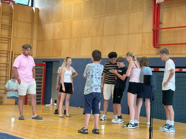 Lehrer-Schüler Wettkampf auf der Bühne | Foto: Mag. Humhal