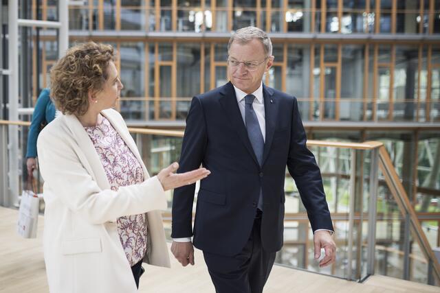 Landeshauptmann Thomas Stelzer im Gespräch mit der Vizepräsidentin der Europäischen Investitionsbank, Nicola Beer. | Foto: Max Mayrhofer