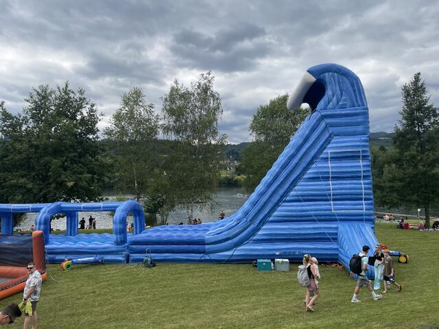 Was für ein Riesending, diese blaue Rutsche. | Foto: Almer