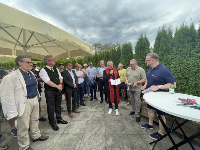 Pfarrer Martin Trummler  segnete die Anlage, Franz-Josef Ellersdorfer war der Ministrant. | Foto: Almer