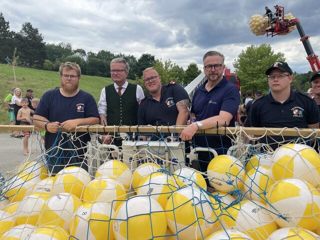 750 Wasserbälle wurden abgeworfen, 20 davon waren mit Gewinnnummern versehen. | Foto: Almer